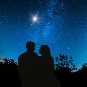 couple-stargazing-night-milkyway